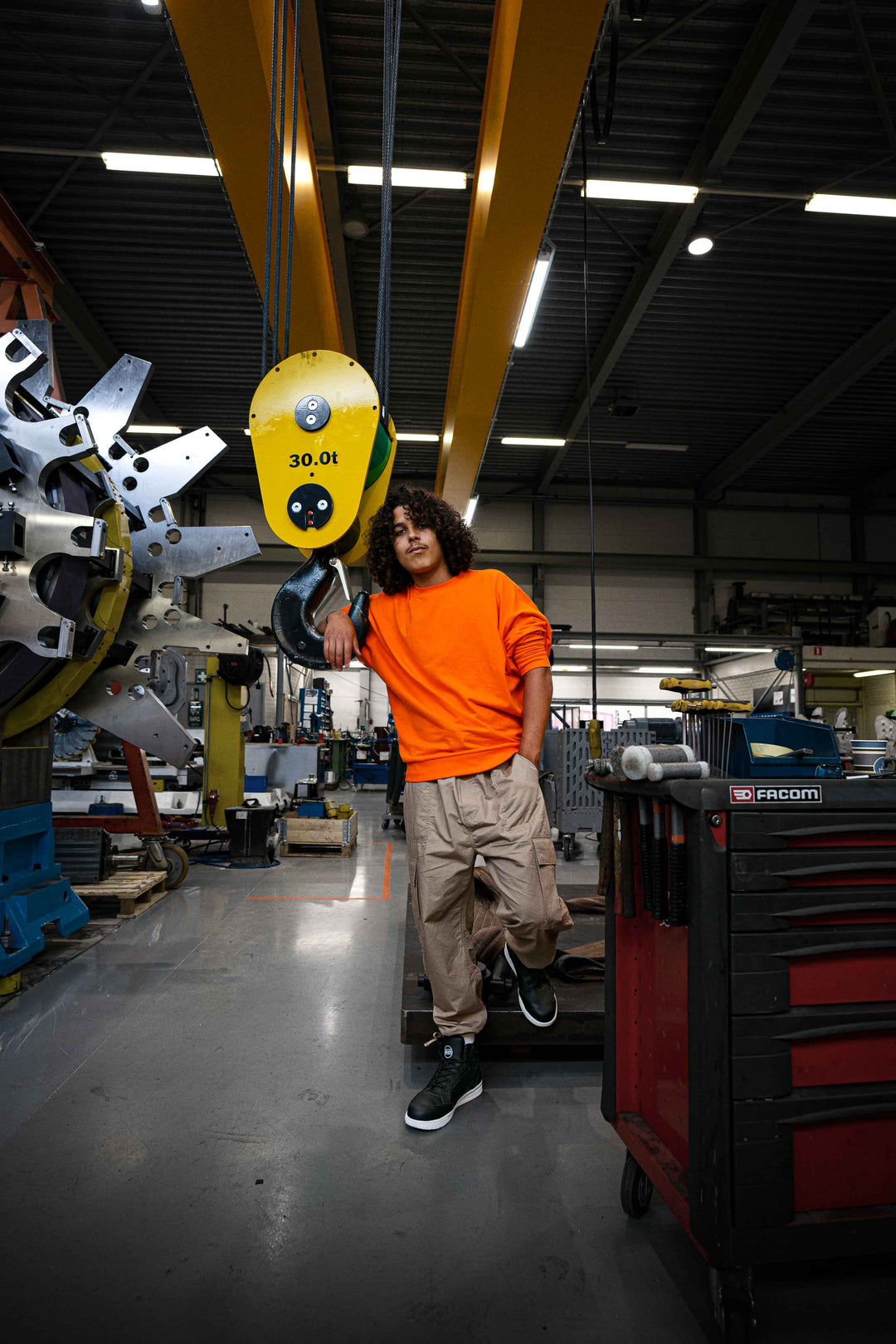 Jongeman met de gecertificeerde Jack veiligheidssneaker van DTCH, heren werkschoenen.