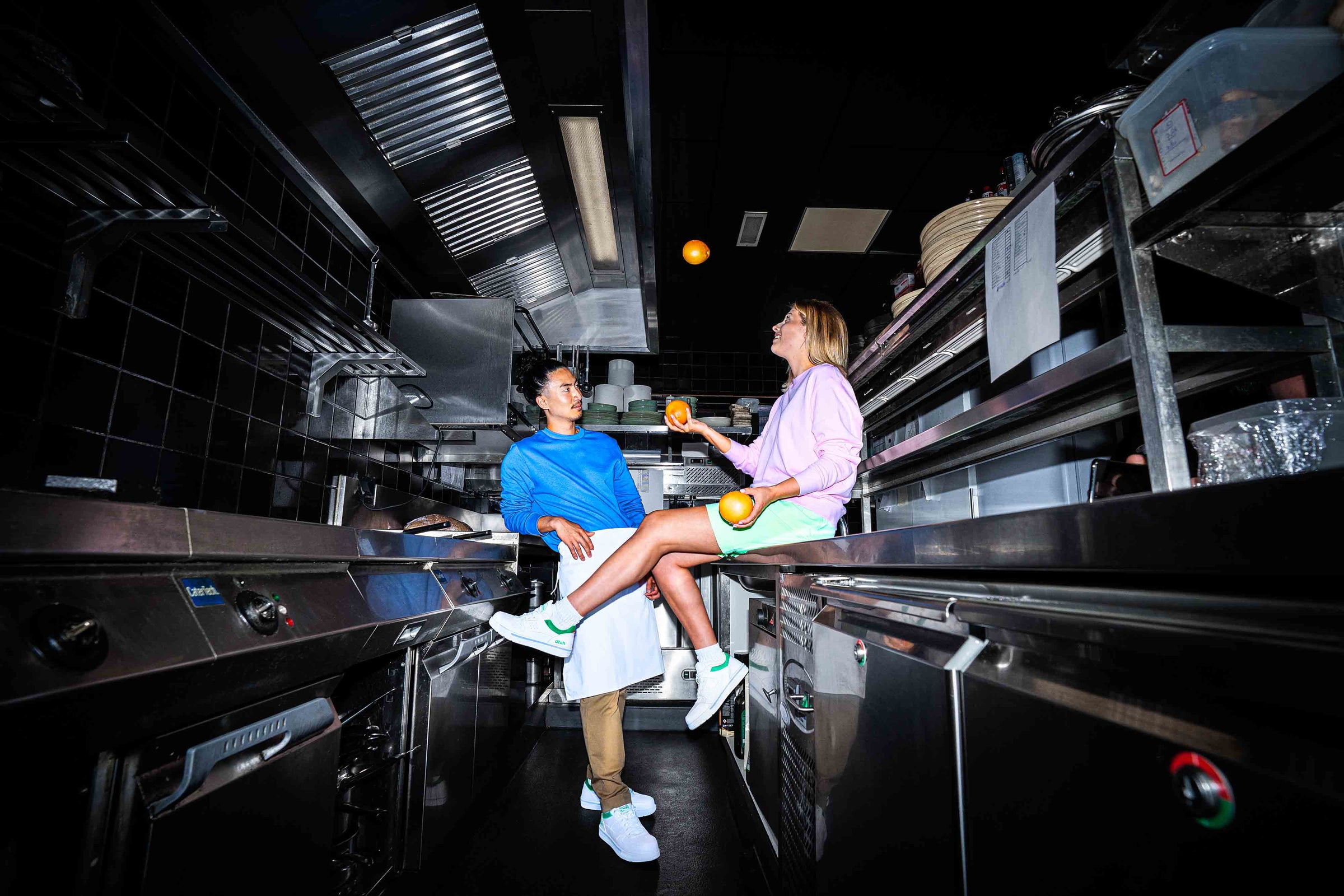 Veiligheidssneakers van DTCH Shoes in een horeca keuken, gecertificeerde dames werkschoenen voor elke baan of opleiding.