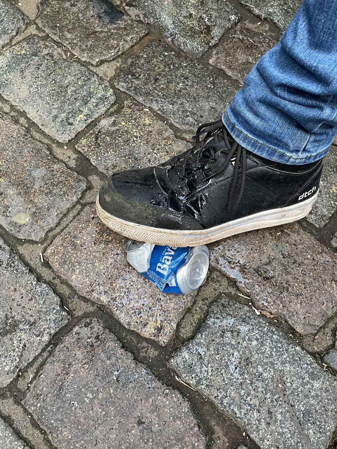 Vieze DTCH veiligheidssneaker die is gebruikt in een buitenomgeving, onderhoudstips voor jouw heren en dames werkschoenen.
