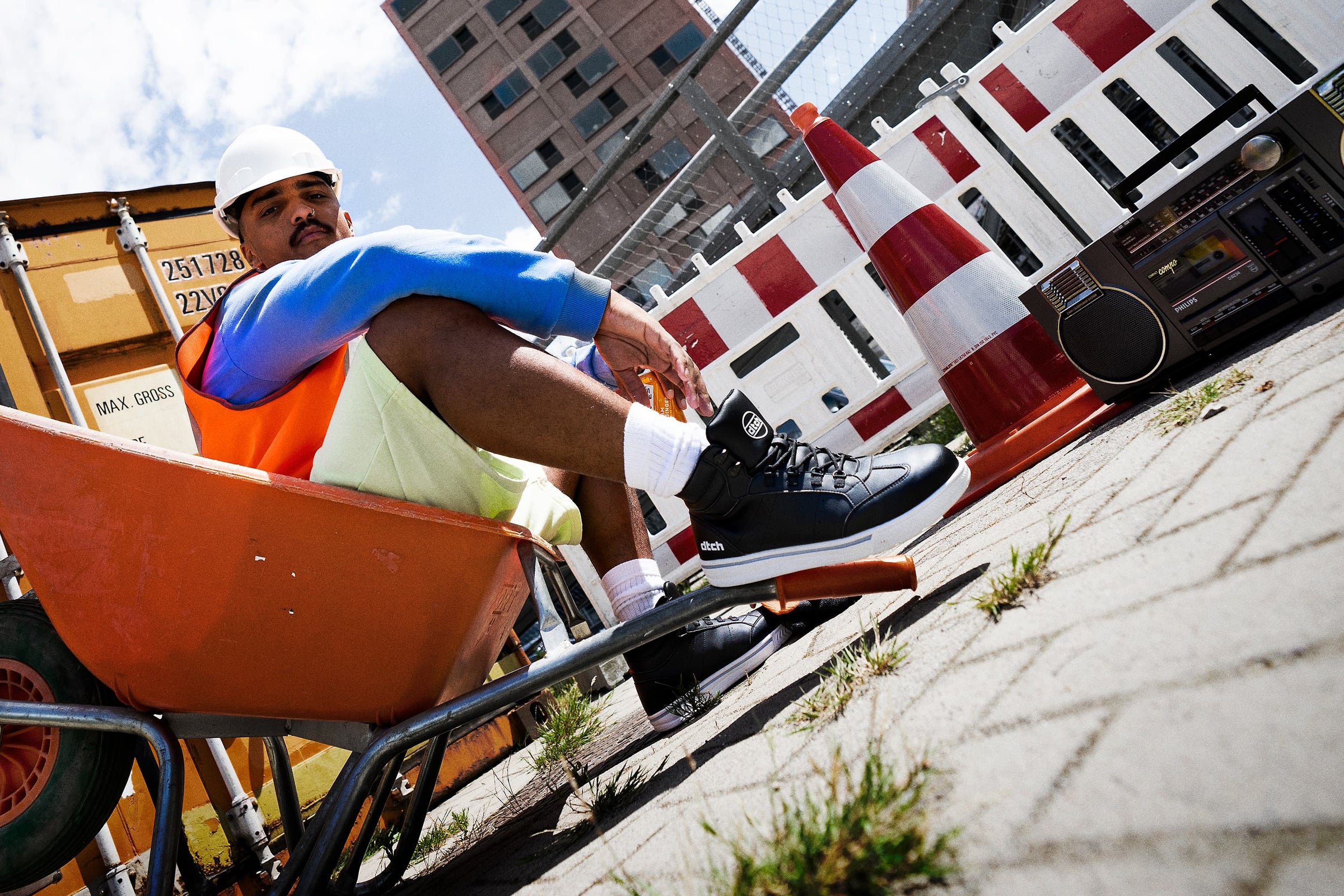 Veiligheidssneaker ofwel work shoe Jack s3 gecertificeerd aan de voeten van een bouwvakker op de werkplaats.