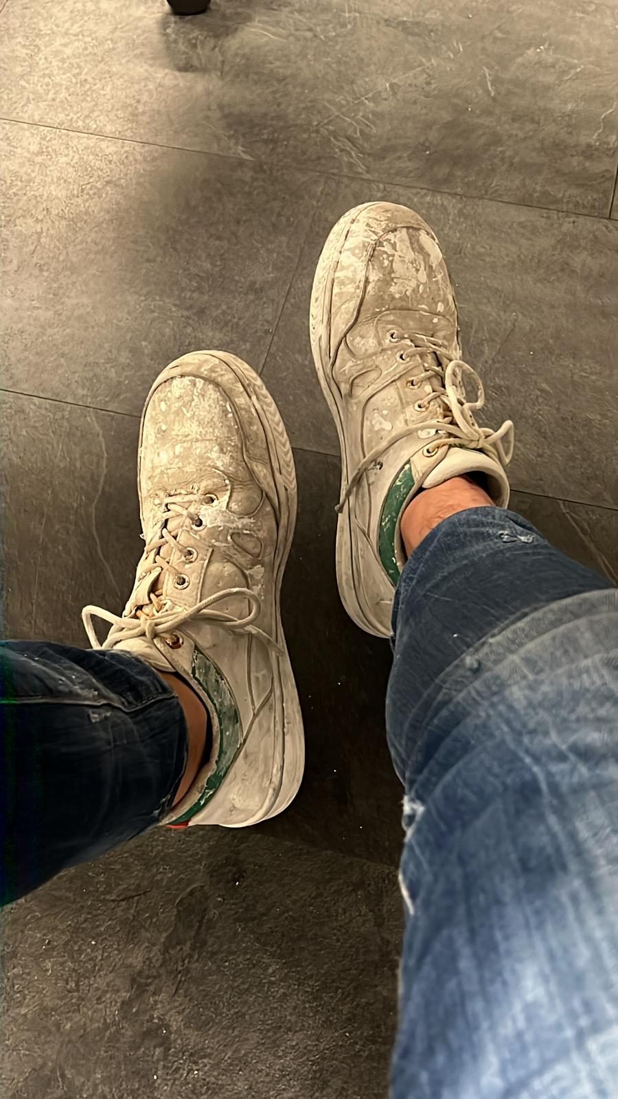 Zichtbaar is een paar vieze veiligheidssneakers van DTCH, ontdek de beste onderhoudstips voor jouw werkschoenen.