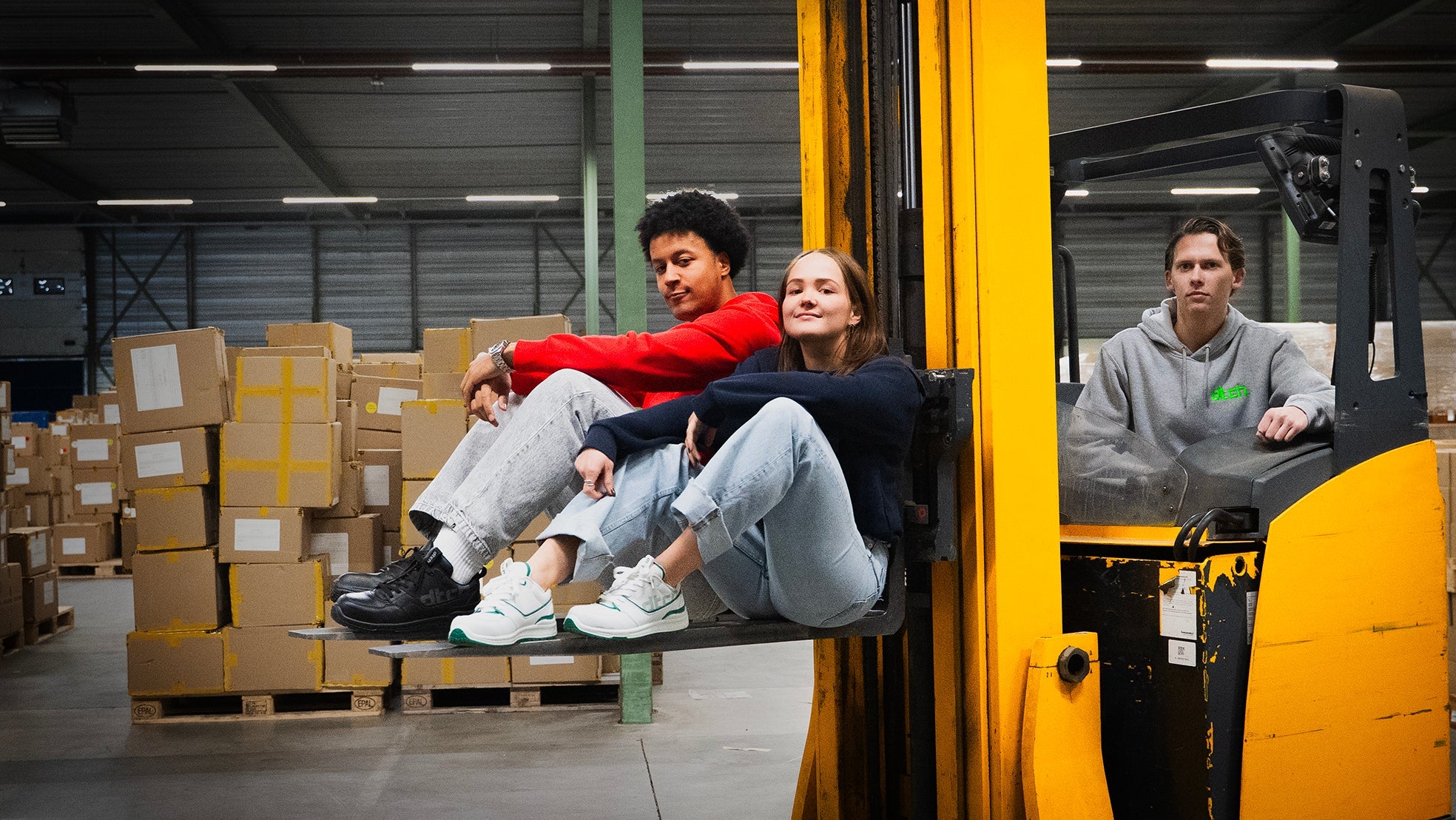 DTCH comfort veiligheidssneakers Robin en Jay in een horecaomgeving.