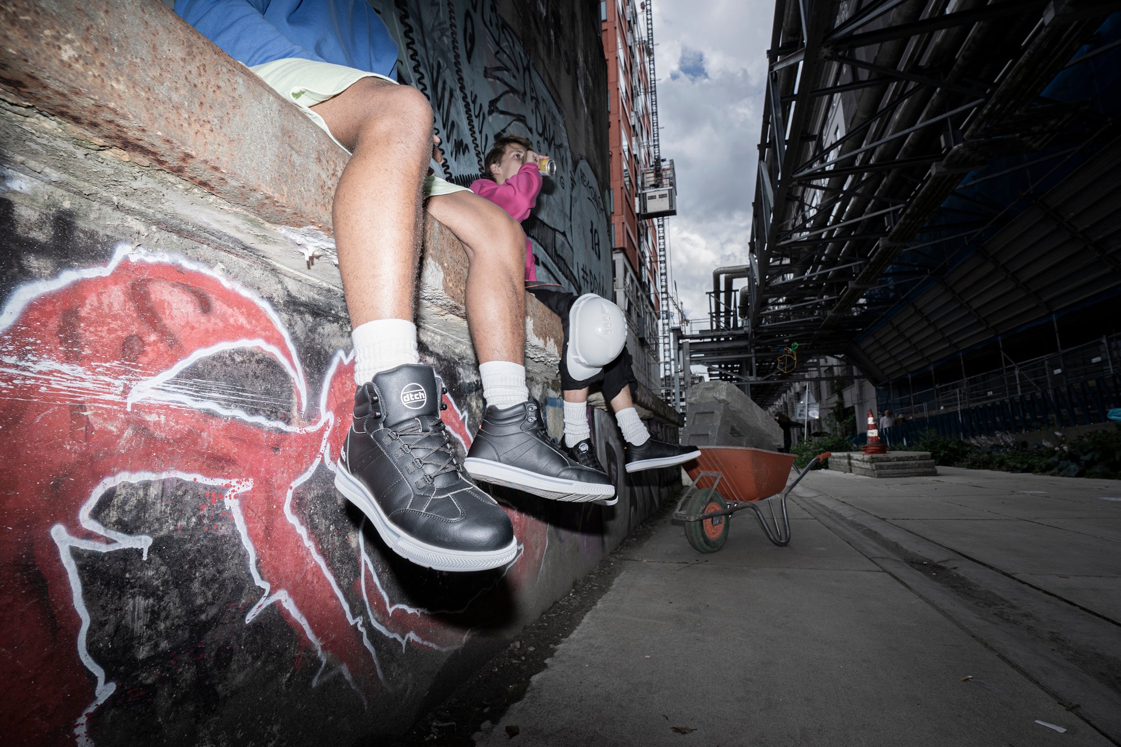 S3 gecertificeerde hippe safety sneakers van DTCH op bouwplaats gedragen door jongeren.